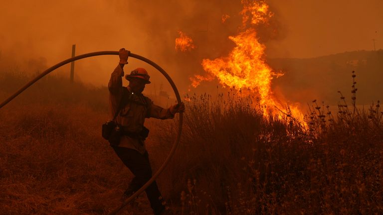Strażak walczy w czwartek po ogniu kanionu. PIC: AP 