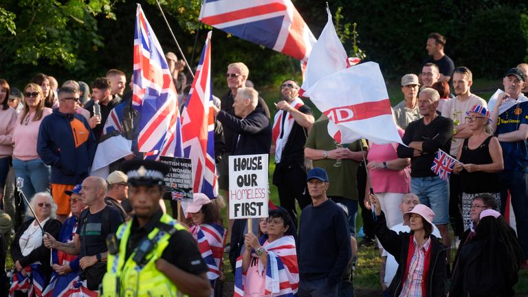 Jedna grupa zawiera znaki i flagi w Altrincham, Cheshire. Zdjęcie: Pa 