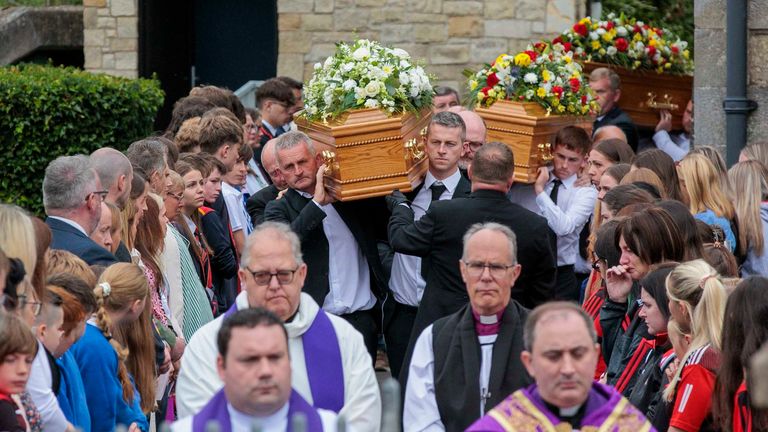 Tabutlar, bir kaldırma hizmetinin ardından Co Fermanagh, Maguiresbridge'deki St Mary Kilisesi'nden taşınır. Pic: Liam McBurney/PA