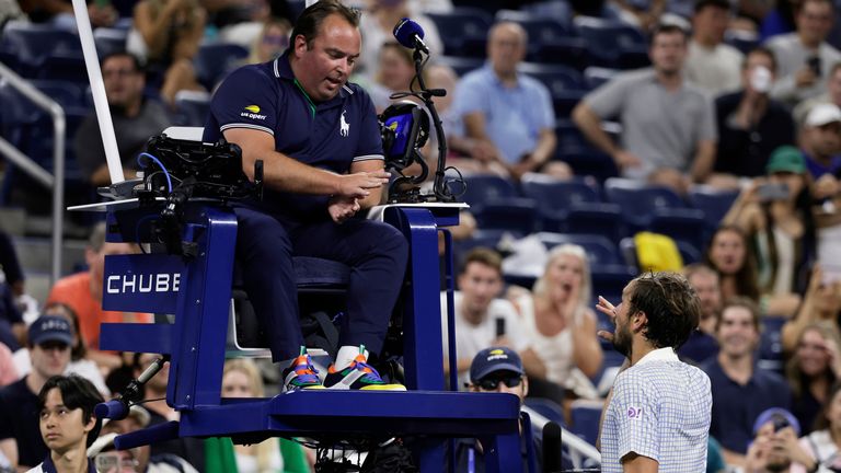 Daniil Miedwiediew reaguje na przewodniczącego, Greg Allensworth. PIC: AP