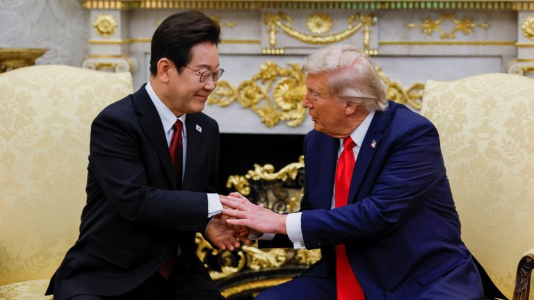 Bay Trump, Güney Kore'den Lee Jae Myung ile Pazartesi günü Oval ofisinde bir araya geldi. Pic: Reuters