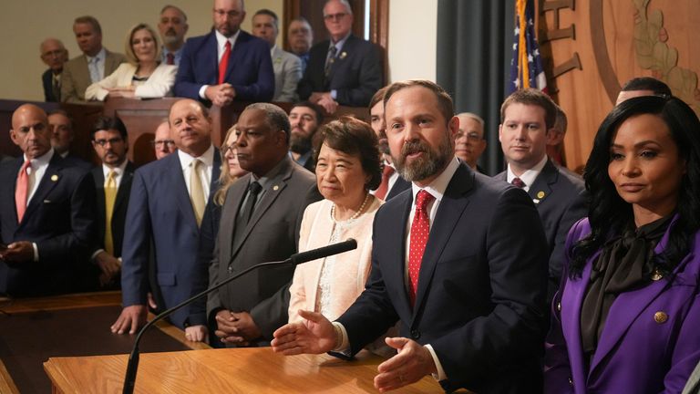 Cumhuriyetçi Texas House Başkanı Dustin Burrows, Austin, Teksas'taki Capitol'daki medyayla konuşuyor. Pic: AP