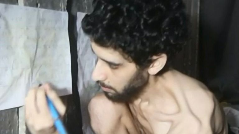 Dalam video itu, Evyatar David menulis pada kalender buatan tangan di dinding terowongan
