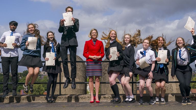 Sekretarz ds. Edukacji Jenny Gilruth podczas wizyty w Kings Park Secondary School w Glasgow, a uczniowie świętują szkocką kwalifikację