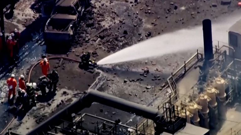 İtfaiyeciler patlama alanına su püskürtür. Pic: ABC Affiliate WTAE/Reuters