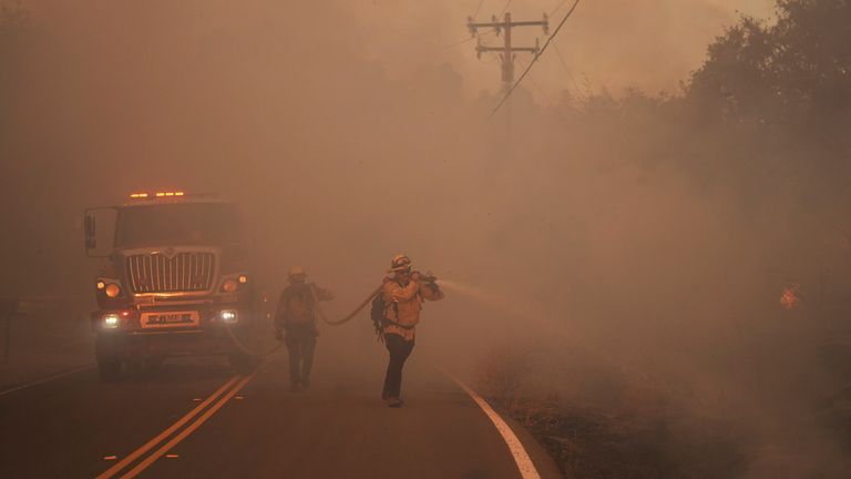 Dym z pożaru Canyon w Hasley Canyon wypełnia drogę w czwartek. PIC: AP