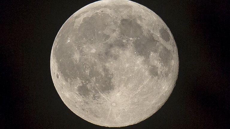 Światło Księżyca może utrudniać dostrzeżenie meteorów. Zdjęcie: Reuters