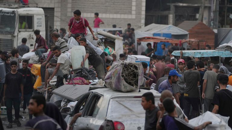 Yerinden edilmiş Filistinliler Jabalia'dan kaçan Gazze Şehrindeki bir sokakta eşyalarıyla hareket ediyor. Pic: AP