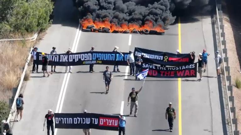 https://e3.365dm.com/25/08/768x432/skynews-gaza-israel-protest_6994019.jpg?20250817193256