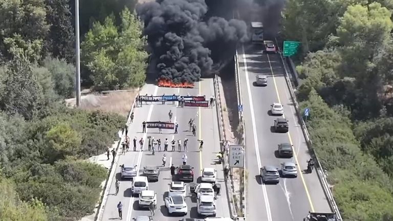 抗議者縱火燒在高速公路上的輪胎