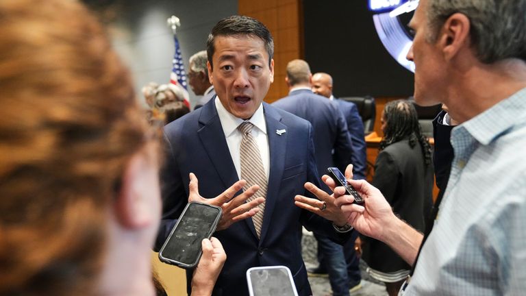 Teksas Demokrat Parti Caucus'un başkanı Gene Wu, Warrenville, Illinois'de konuşuyor. Pic: AP