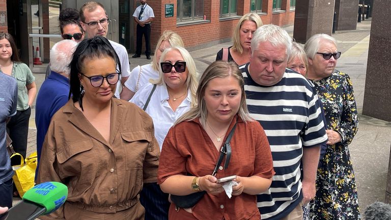 Harvey Willgoose'nin kız kardeşi Sophie (merkez) ailesi Caroline (solda) ve Mark Willgoose ile Sheffield Crown Court'un dışında. Pic: PA