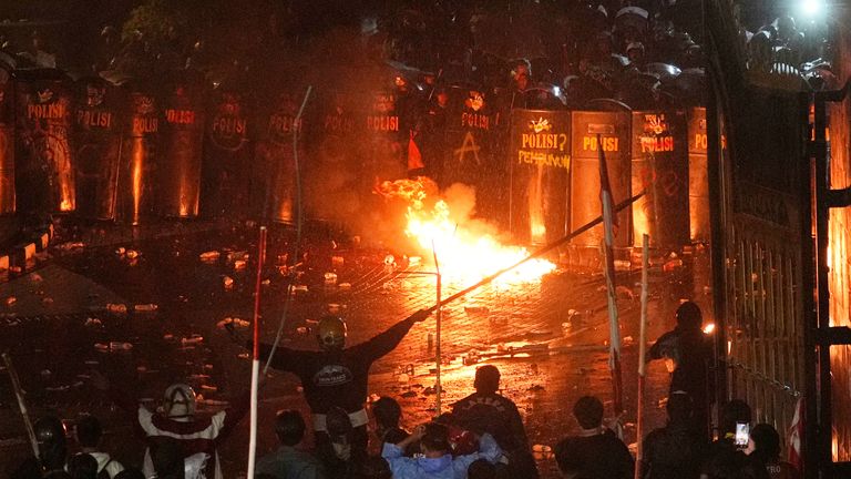 Öğrenciler, Jakarta'daki bir teslimat sürücüsünün ölümünden sonra polisle yüzleşirler. PIC: AP/TATAN SYUFLANA
