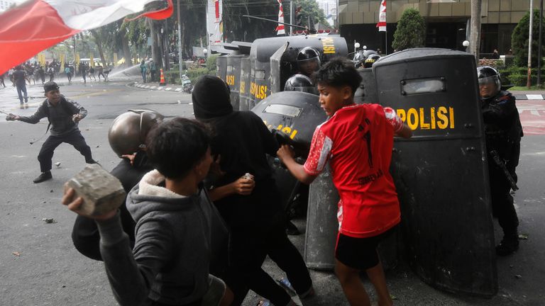 İnsanlar Medan, Kuzey Sumatra'daki polise taş atıyorlar. PIC: AP/BINSAR BAKKARA