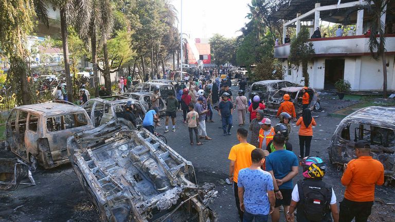 Arabalar Makassar'da yandı. PIC: AP/Masyudi Firmansyah