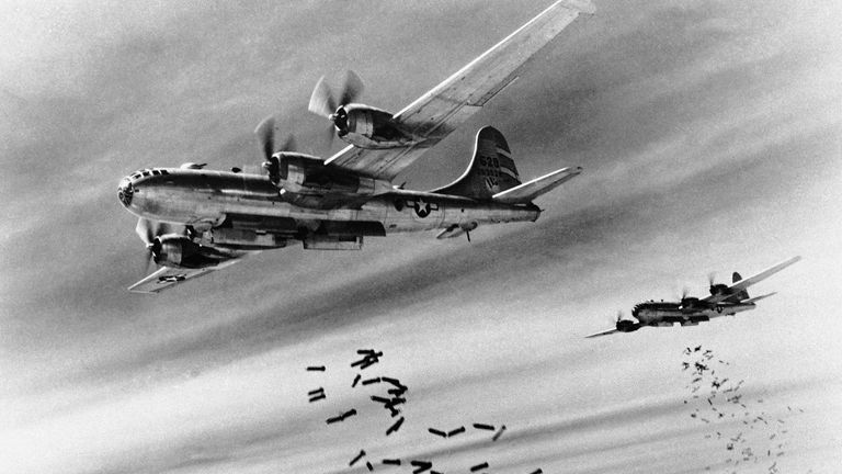 B-29 Bombacıları, Tokyo Air Raid'den bir hafta önce bir Japon Tedarik Deposu'nu hedeflemek