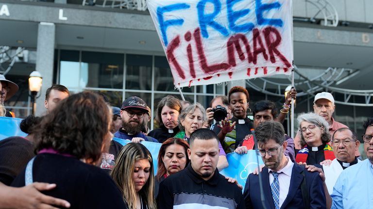 Jennifer Vasquez Sura, sol ön, kocası Kilmar Abrego Garcia, ön merkez. Pic: AP