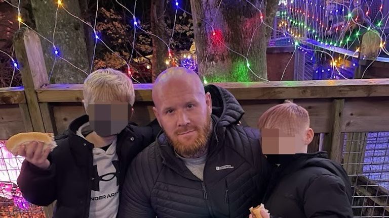 Lenny Scott i jego dzieci. Zdjęcie: Policja Lancashire