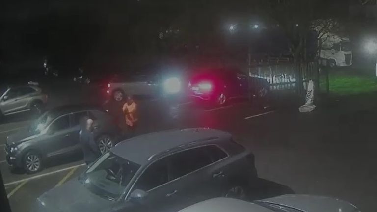 CCTV pokazuje moment, zanim Scott, po lewej, został zastrzelony. Zdjęcie: Policja Lancashire