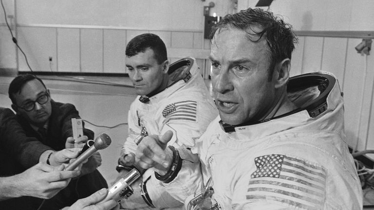 Lovell, Florida, Cape Kennedy'deki bir basın toplantısında, kötü niyetli Apollo 13 misyonundan önce konuşuyor. Pic: AP