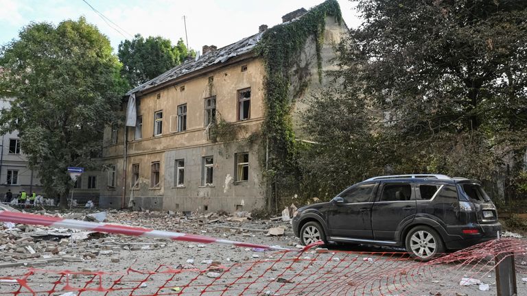 Widok pokazuje budynek mieszkalny dotknięty rosyjskimi strajkami dronów w LVIV w czwartek. Zdjęcie: Reuters