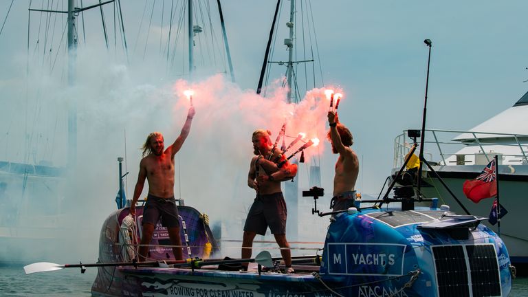 Bracia przybywają do Cairns po miesiącach na morzu. Zdjęcie: Maclean Brothers