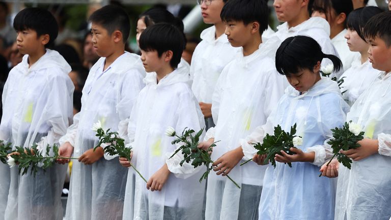 Dzieci noszą hołd dla ofiar w Nagasaki's Peace Park w sobotę. Zdjęcie: Reuters