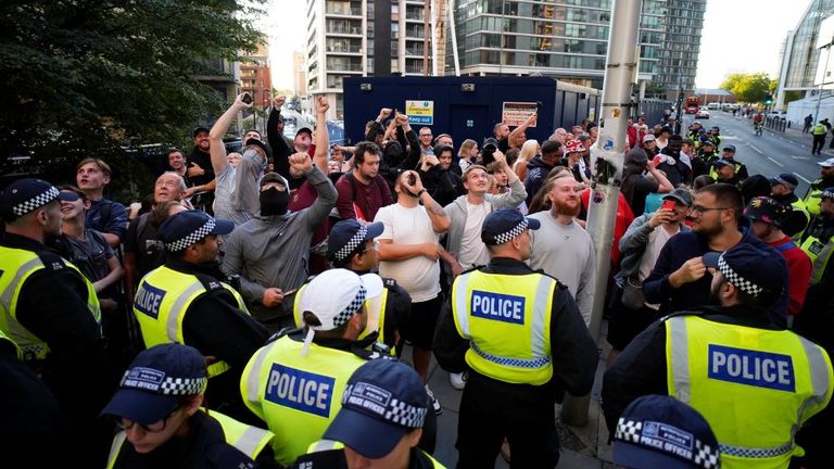 Policja tworzy barierę w Canary Wharf w Londynie, gdzie aresztowano dwie osoby. Zdjęcie: Pa 