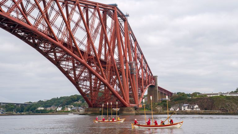 Członkowie Queensferry Rowing Club dają salucie wiosle załodze Row4mnd na Forth Bridge. Zdjęcie: Pa