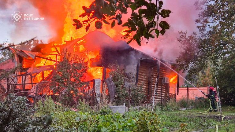 Blask w dzielnicy mieszkalnej dotknięty rosyjskimi dronami w regionie LVIV w czwartek. PIC: Państwowa służba ratunkowa Ukrainy