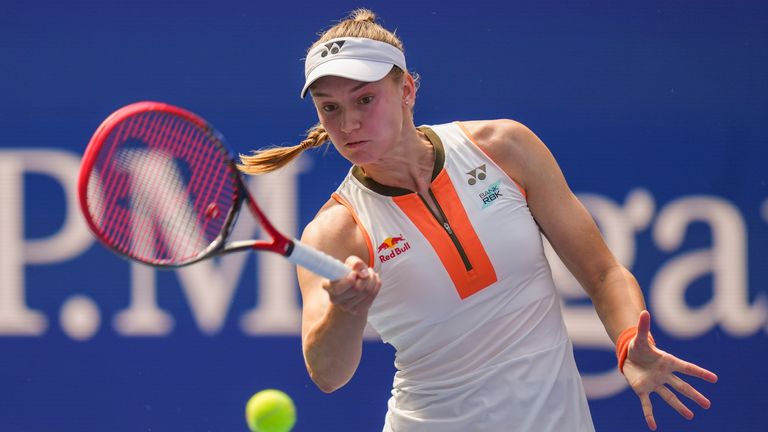 Elena Rybakina z Kazachstanu wraca strzał Emmie Raducanu. PIC: AP/Kirsty Wigglesworth