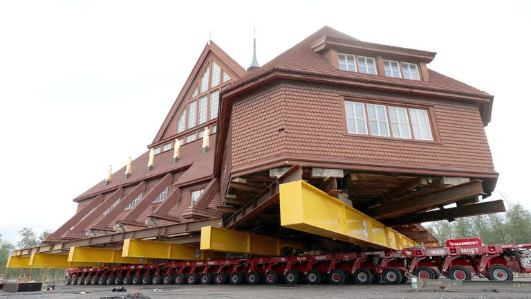 Historyczny drewniany kościół Kiruny znajduje się na kołach, zanim został przeniesiony na nowe miejsce. Zdjęcie: Reuters
