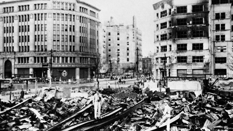 Japonya'nın teslim olmasından haftalar sonra Tokyo'nun Ginza bölgesinde hasar