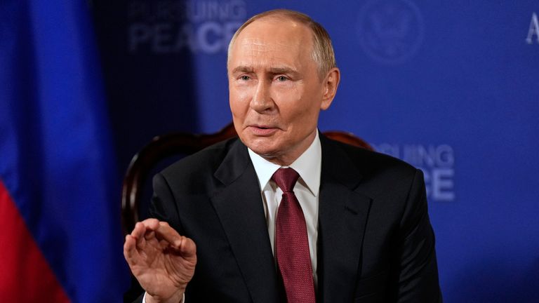 https://e3.365dm.com/25/08/768x432/skynews-trump-putin-summit-in-alaska_6992312.jpg?20250816013522