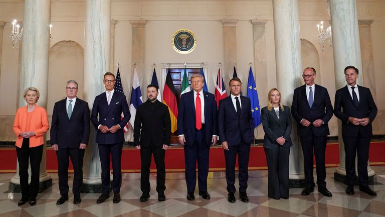 Europejscy przywódcy stoją na zdjęciu z prezydentem USA Donaldem Trumpem. Zdjęcie: Reuters/Alexander Drago