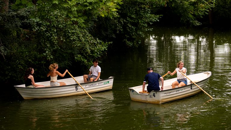 Mensen varen op de rivier de Medway in Tonbridge, Kent, op woensdag. Foto: PA