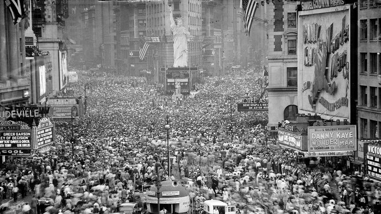 Başkan Truman'ın 14 Ağustos 1945'te Japonya'nın koşulsuz teslimiyetini duyurduktan sonra binlerce kişi New York Times Meydanı'na gitti. Dosya Pic: AP