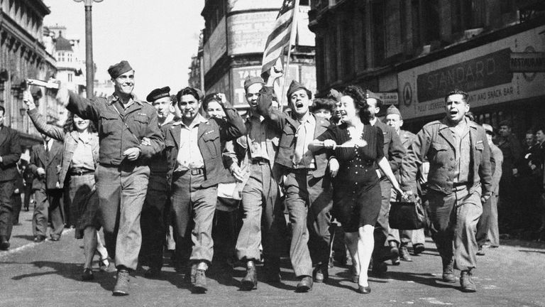 Londra Servicemen Japon teslim teklifini dinlemek için Londra'daki Piccadilly Circus'a doğru geçit töreni. Dosya Pic: AP