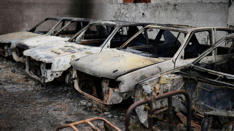 Zwęglone samochody w pobliżu Saint-Laurent-de-La-Cabrerisse, południowa Francja. PIC: AP