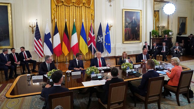 Donald Trump przemawia do Volodymyr Zelenskyy i innymi przywódcami europejski w Białym Domu. Zdjęcie: Reuters/Alexander Drago