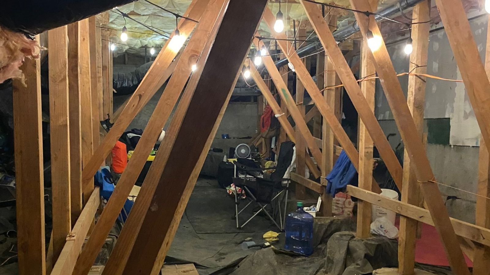 Man arrested for allegedly living in crawl space of Oregon housing complex