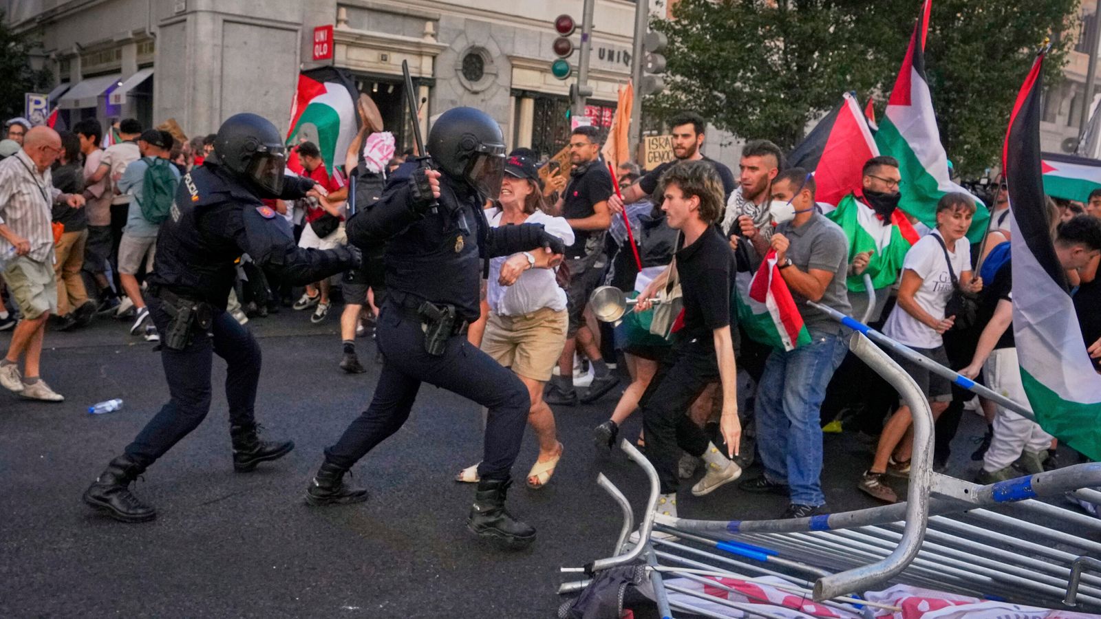 Spanish Vuelta finale cancelled as police clash with pro-Palestinian protesters in Madrid