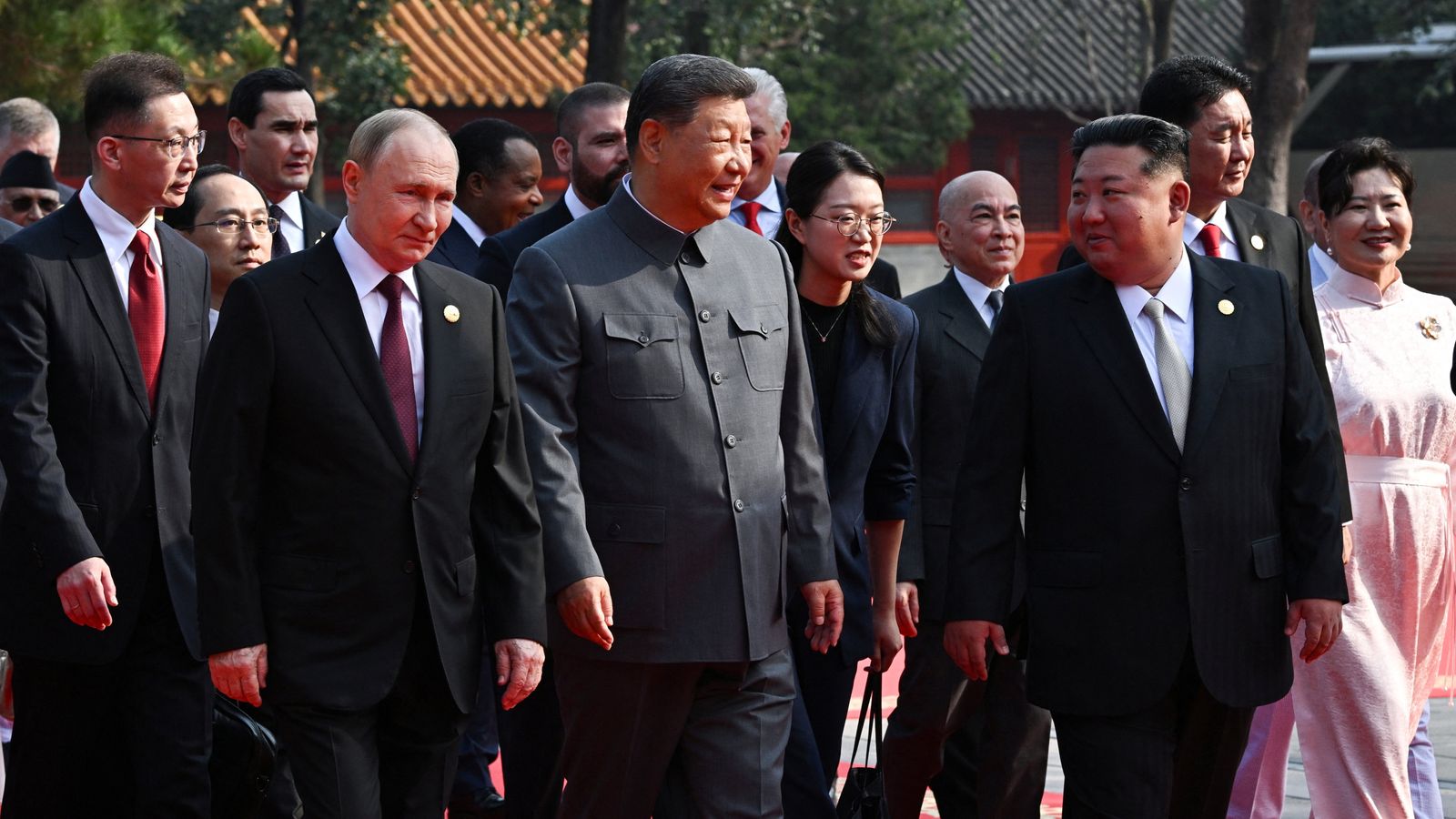 Xi presents his vision of the future - and the company by his side was no accident