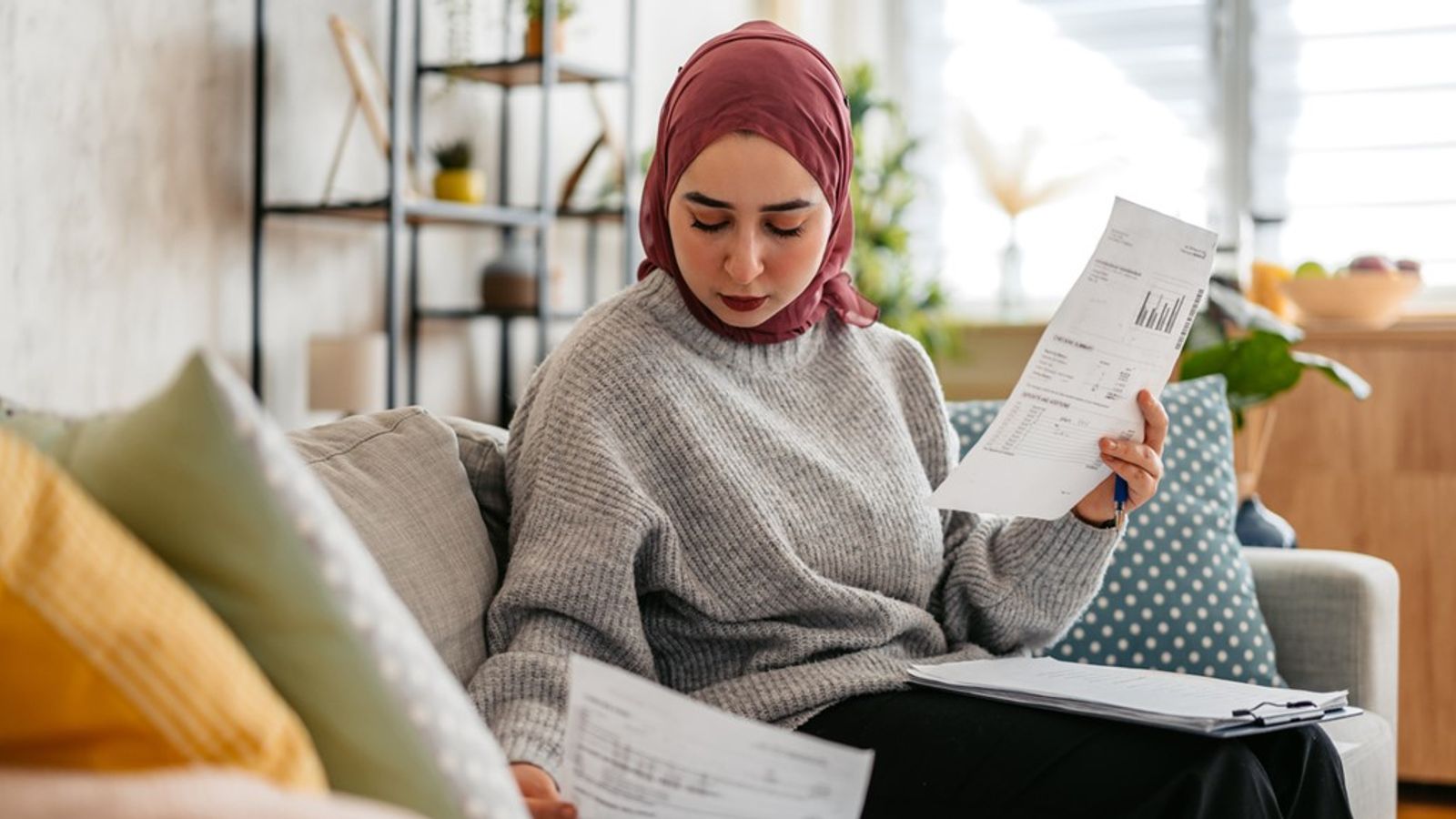 Should you put money in savings or pension? It depends exactly how old you are