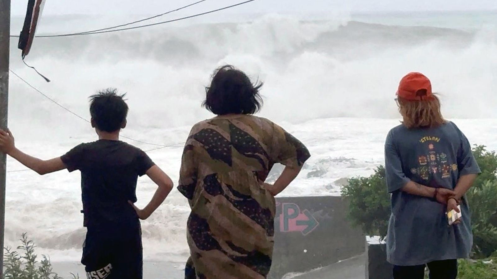 Thousands flee homes as Super Typhoon Ragasa approaches Hong Kong