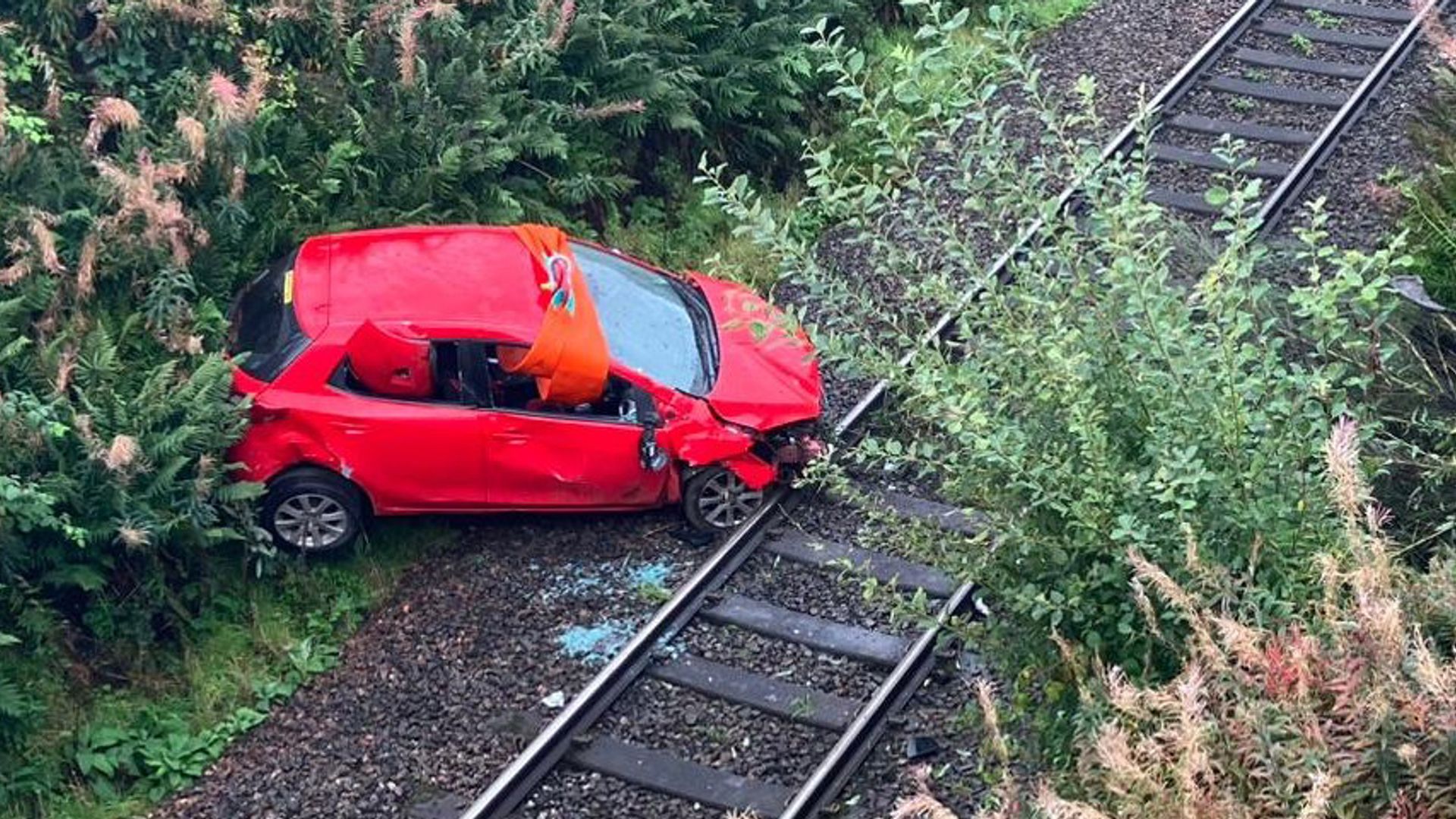 Železniški promet moten na Škotskem po trčenju avtomobila na progo