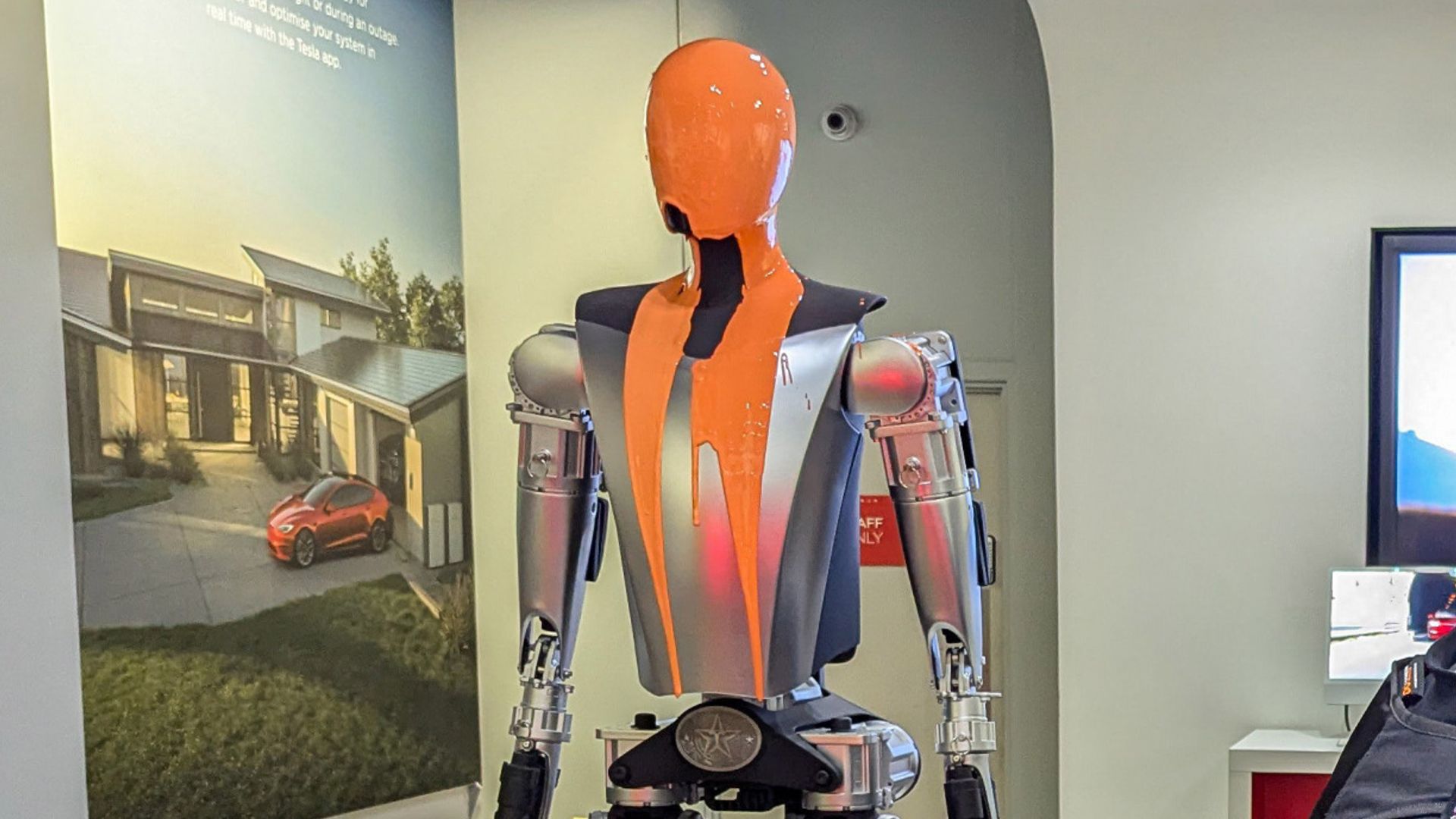 Protestnika Just Stop Oil spoznana za kriva poškodovanja Teslinega robota v Londonu