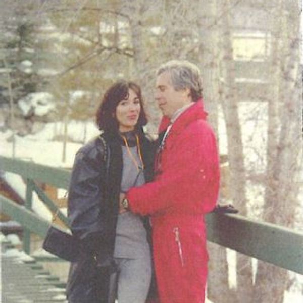 1991 yılında kitaptan Jeffrey Epstein ve Ghislaine Maxwell'in bir resmi. Pic: ABD Evi gözetim komitesi