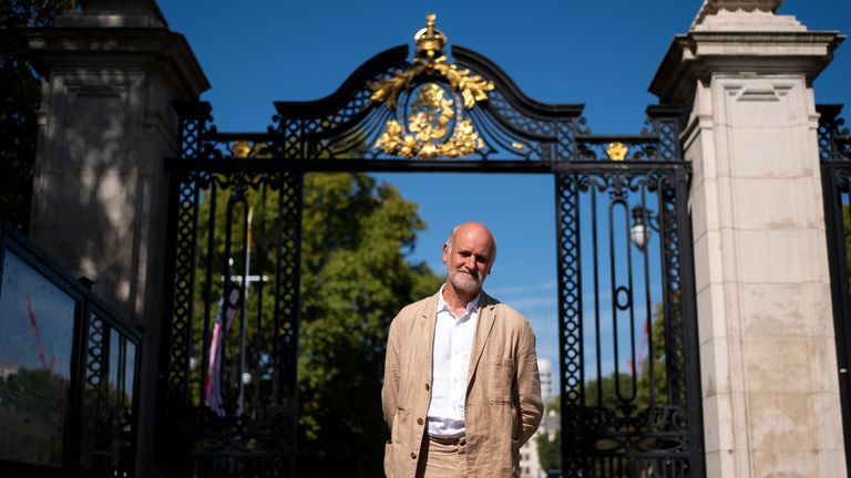 Sculptor Martin Jennings has been tasked with creating the statue of Queen Elizabeth II for her national memorial day.