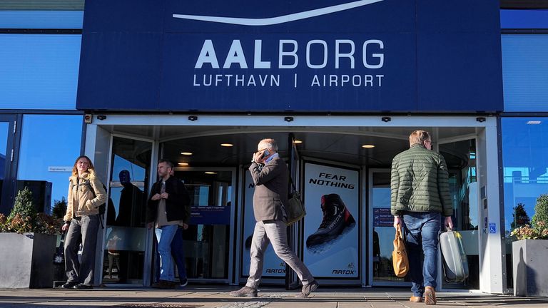 Danimarka'daki Aalborg Havaalanı bir gecede kapatıldı. Pic: Ritzau Scanpix/Bo Amstrup/Reuters